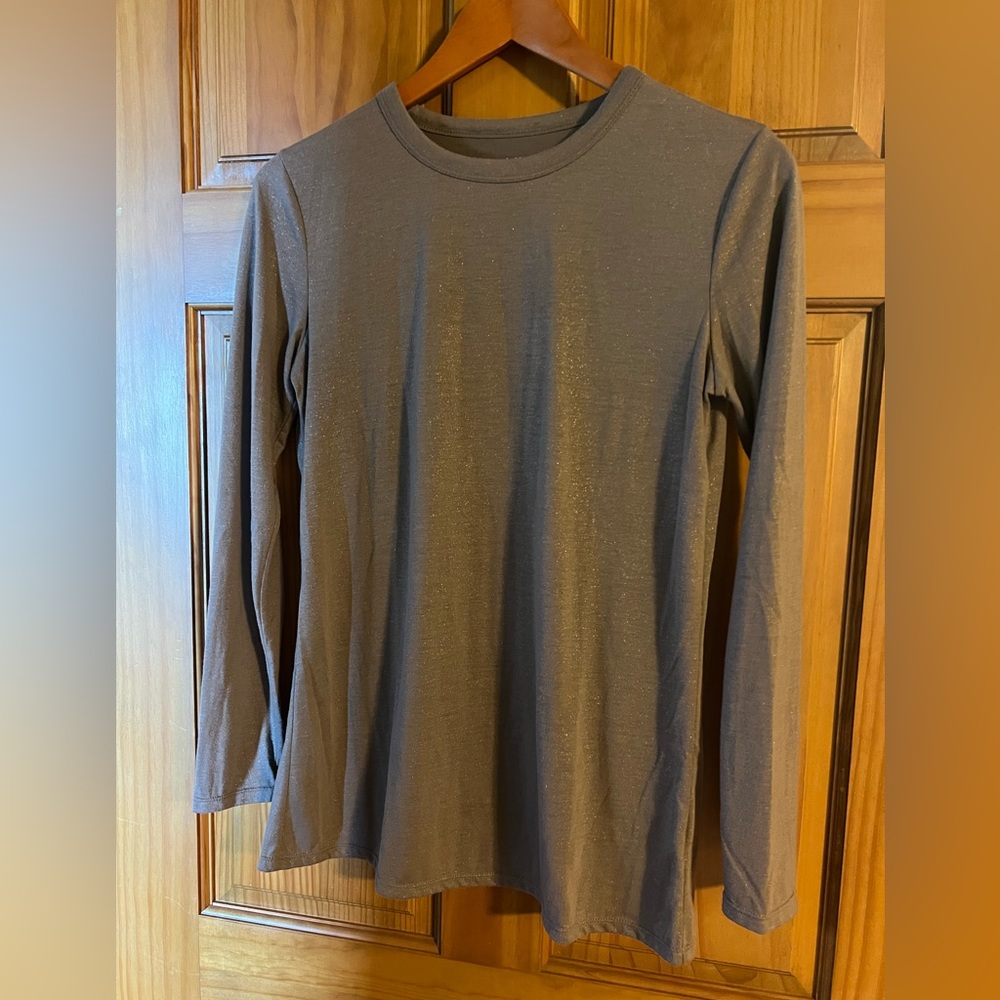 Vera Wang size small long sleeve T shirt.